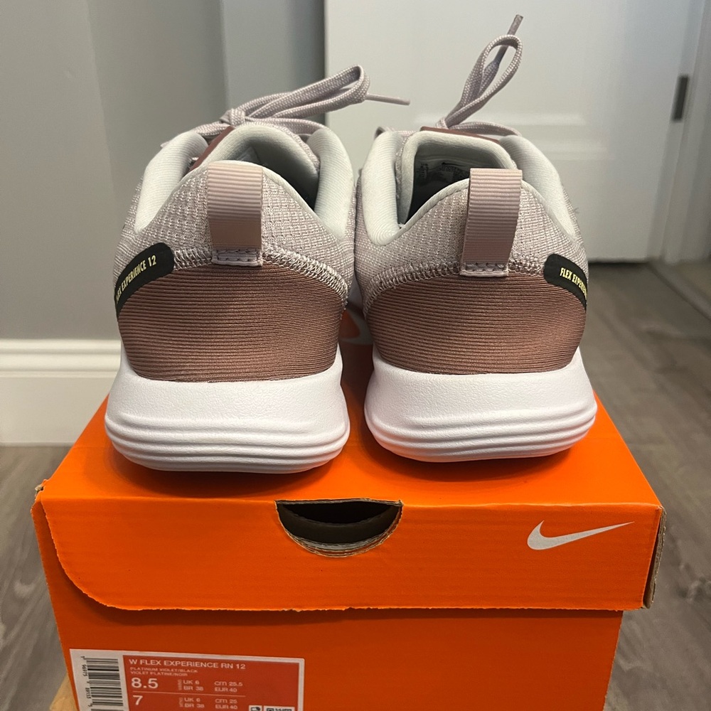 Women's Nike W Flex Experience Run 12 Sneakers- Size 8.5- Pre-owned - Picture 4 of 7